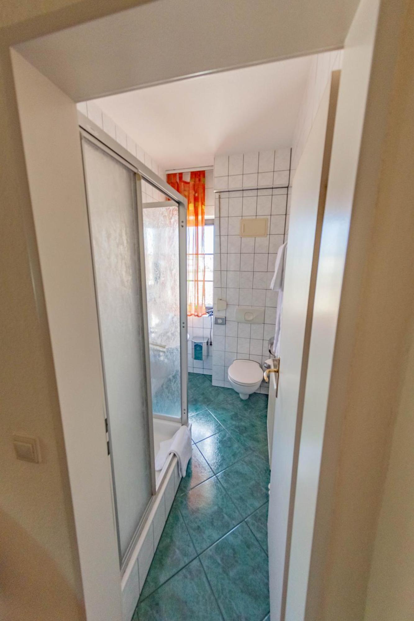 West Hotel An Der Saechsischen Weinstrasse Radebeul Room photo